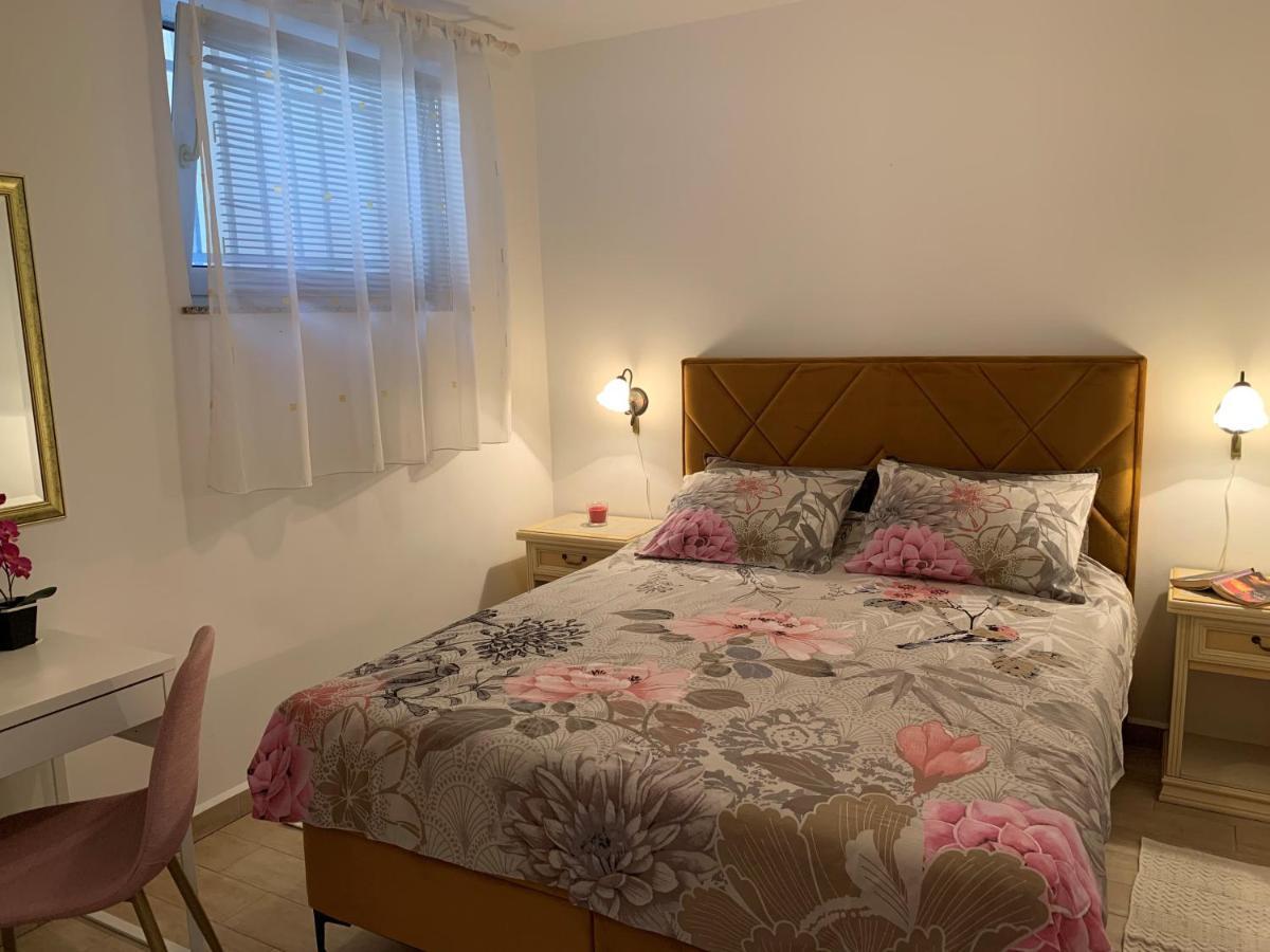 Villa Ulika - 3 Apt For 4 Persons Πούλα Εξωτερικό φωτογραφία