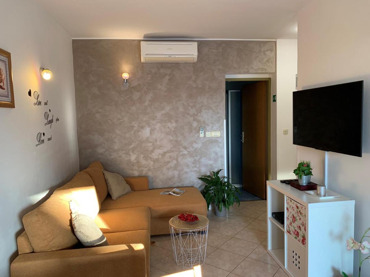 Villa Ulika - 3 Apt For 4 Persons Πούλα Εξωτερικό φωτογραφία