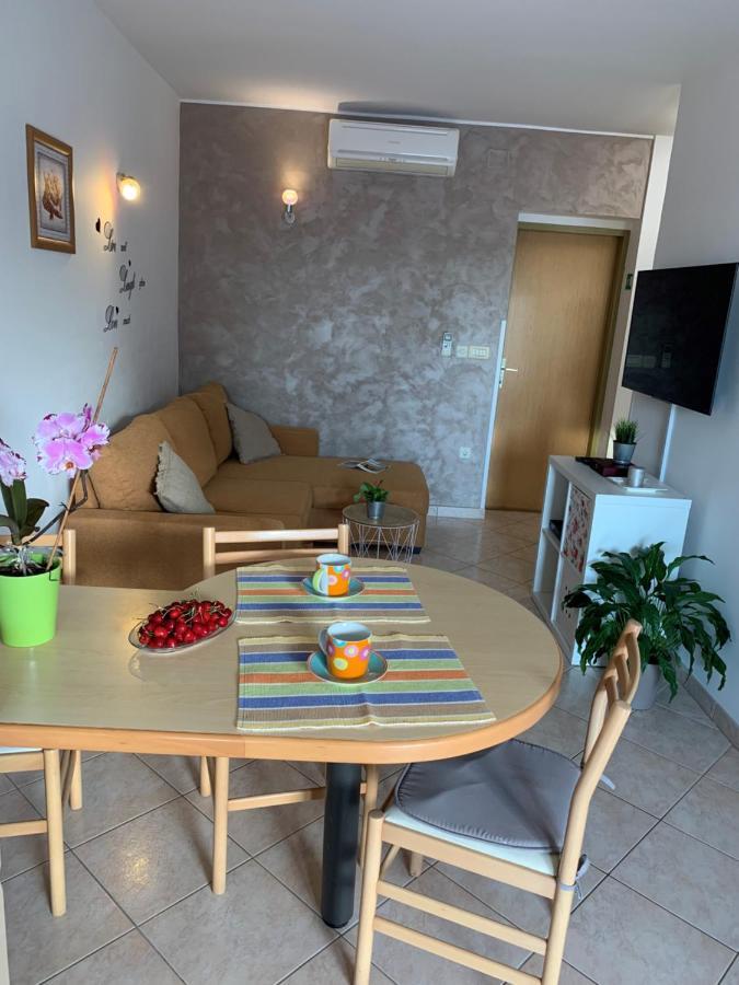 Villa Ulika - 3 Apt For 4 Persons Πούλα Εξωτερικό φωτογραφία