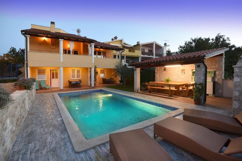 Villa Ulika - 3 Apt For 4 Persons Πούλα Εξωτερικό φωτογραφία