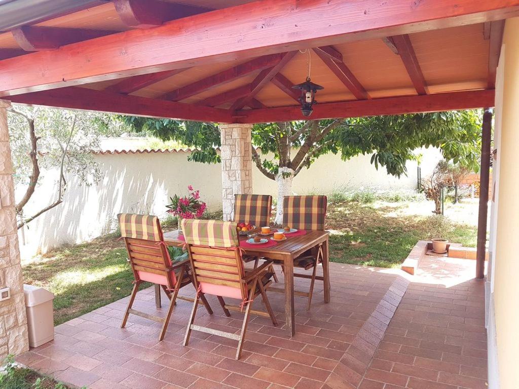 Villa Ulika - 3 Apt For 4 Persons Πούλα Εξωτερικό φωτογραφία